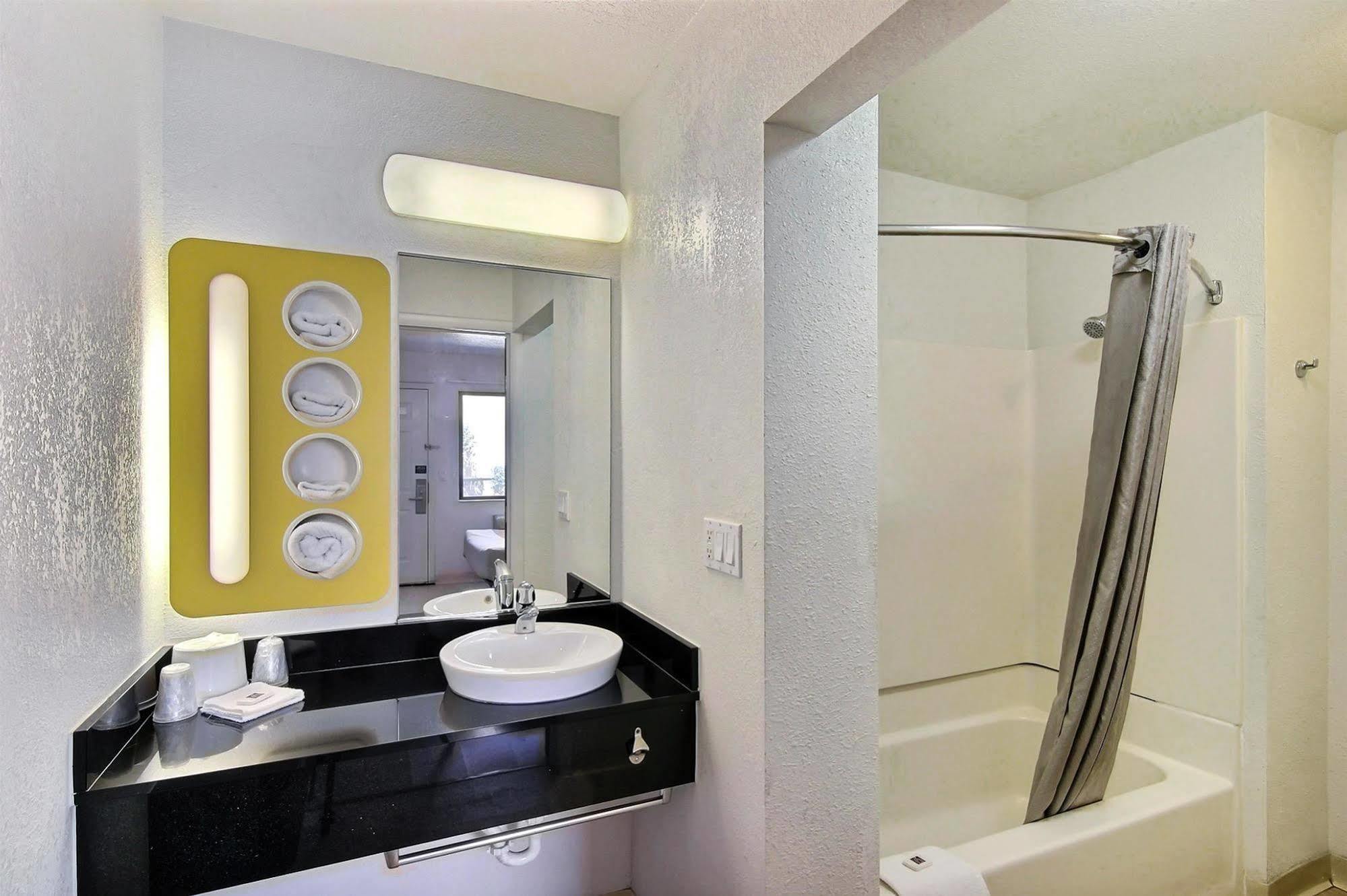 Motel 6-Santa Barbara, Ca - State Street Kültér fotó